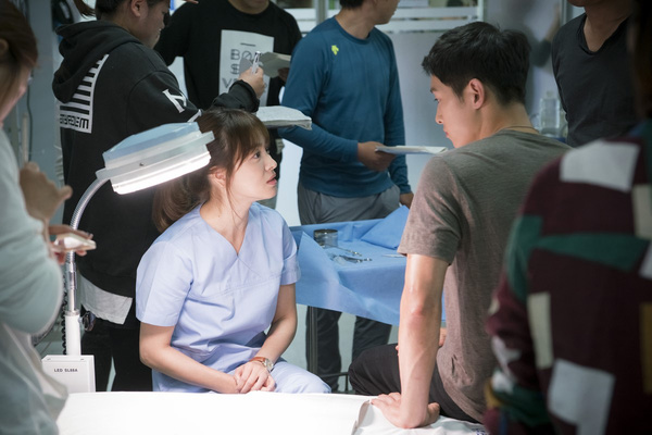 Hậu trường chuẩn bị quay phim của Song Joong Ki và Song Hye Kyo.